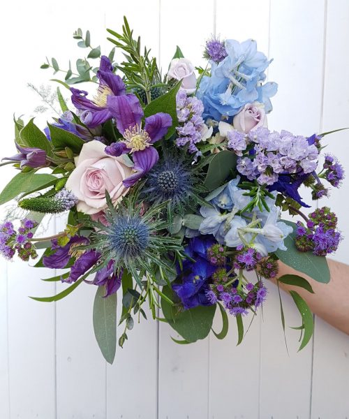 bouquet blue pruple roses thistle